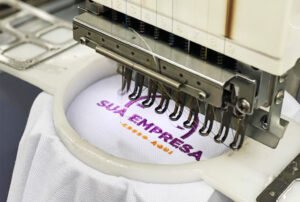 máquina de bordado com uma camisa mostrando como funciona o processo da Asa Sul